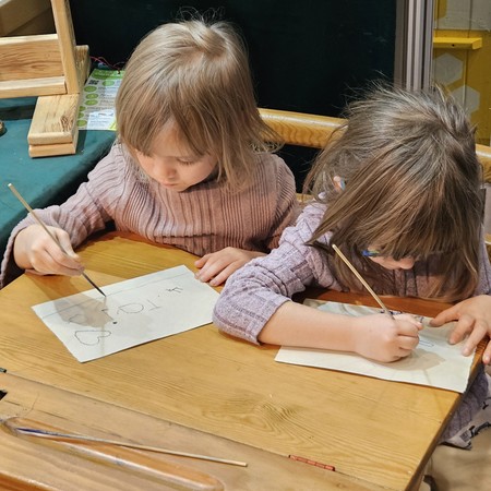 Dzieci malują na papierze czerpanym podczas warsztatów ART-PAPIER