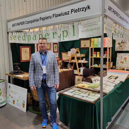 Flawiusz Pietrzyk, właściciel czerpalni ART-PAPIER, na stoisku targowym seedpaper.pl