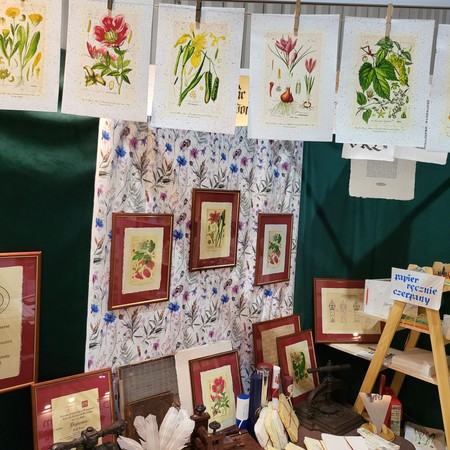 Ilustracje botaniczne drukowane na papierze czerpanym na stoisku ART-PAPIER