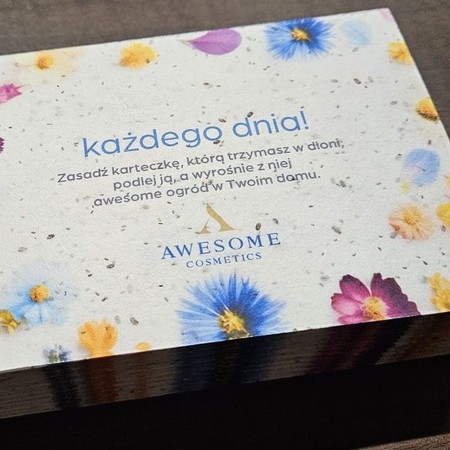 Kartki A6 „Każdego dnia” dla Awesome Cosmetics z kwiatowym nadrukiem na papierze z nasionami
