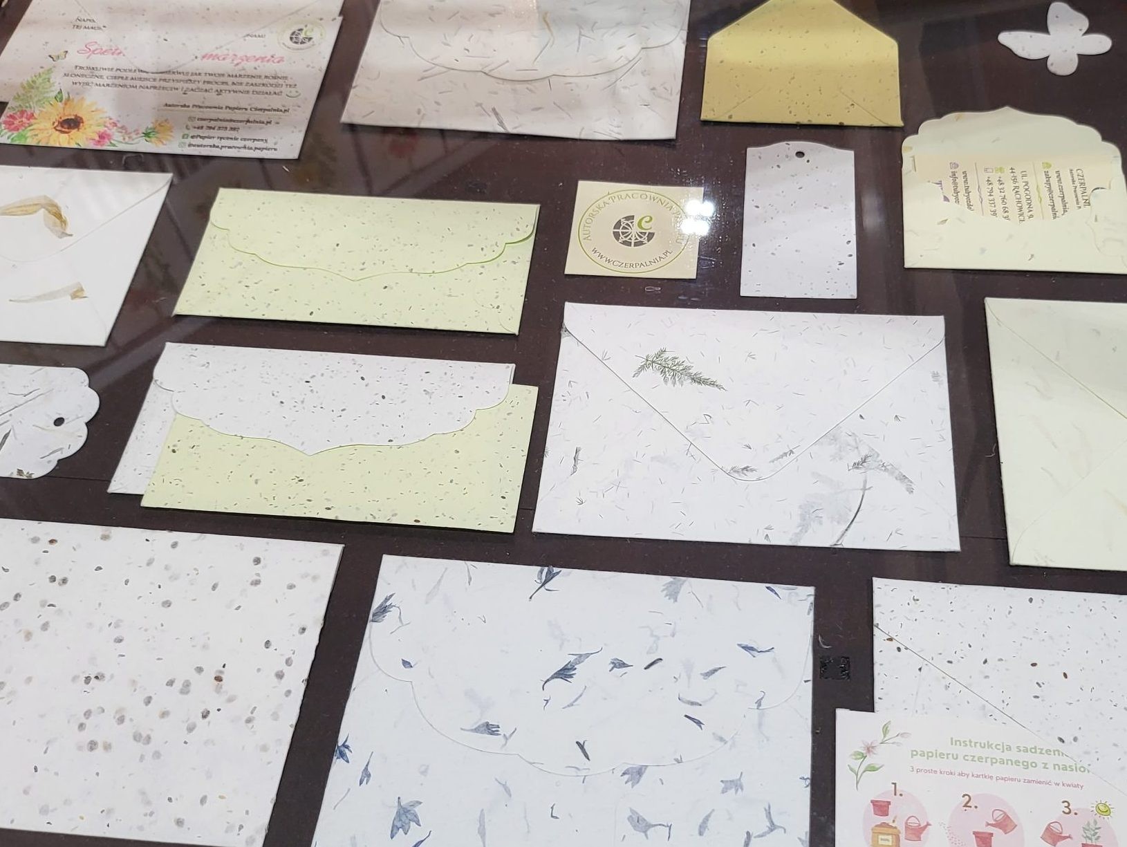 Umschläge und Karten aus Büttenpapier mit Blütenblättern und Samen