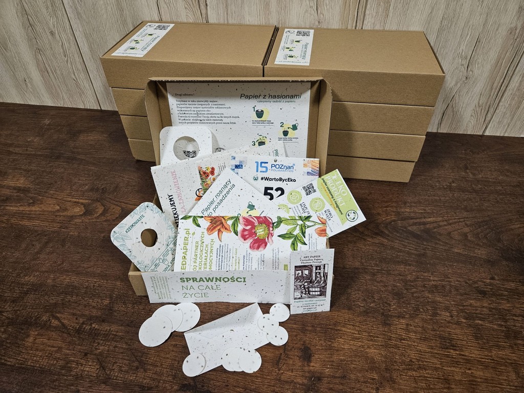 Paczka próbek papieru z nasionami w kartonie – ulotki, zawieszki, wizytówki i przykłady druku