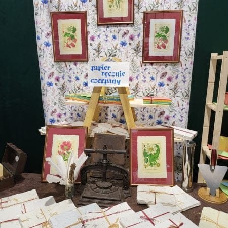 Papier ręcznie czerpany i grafiki botaniczne w ramach na stoisku ART-PAPIER