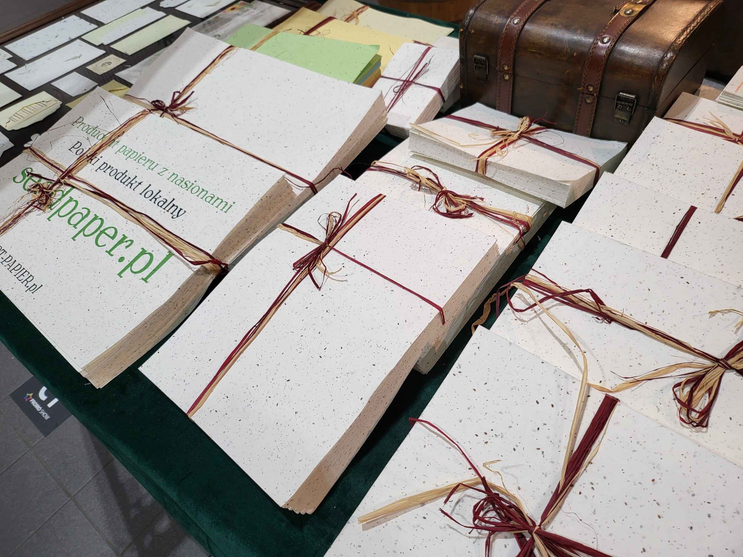 Paczki kartek z papieru czerpanego przewiązane rafią – kartki okolicznościowe