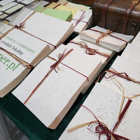 Papier z nasionami seedpaper.pl – polski produkt lokalny – w paczkach przewiązanych rafią