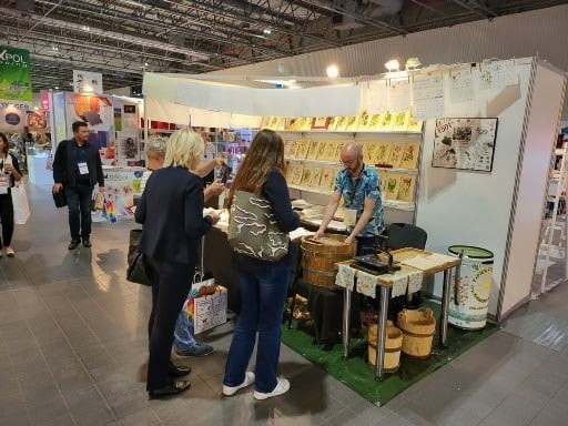 Zwiedzający przy pokazie czerpania papieru na stoisku ART-PAPIER, Festiwal Marketingu 2022