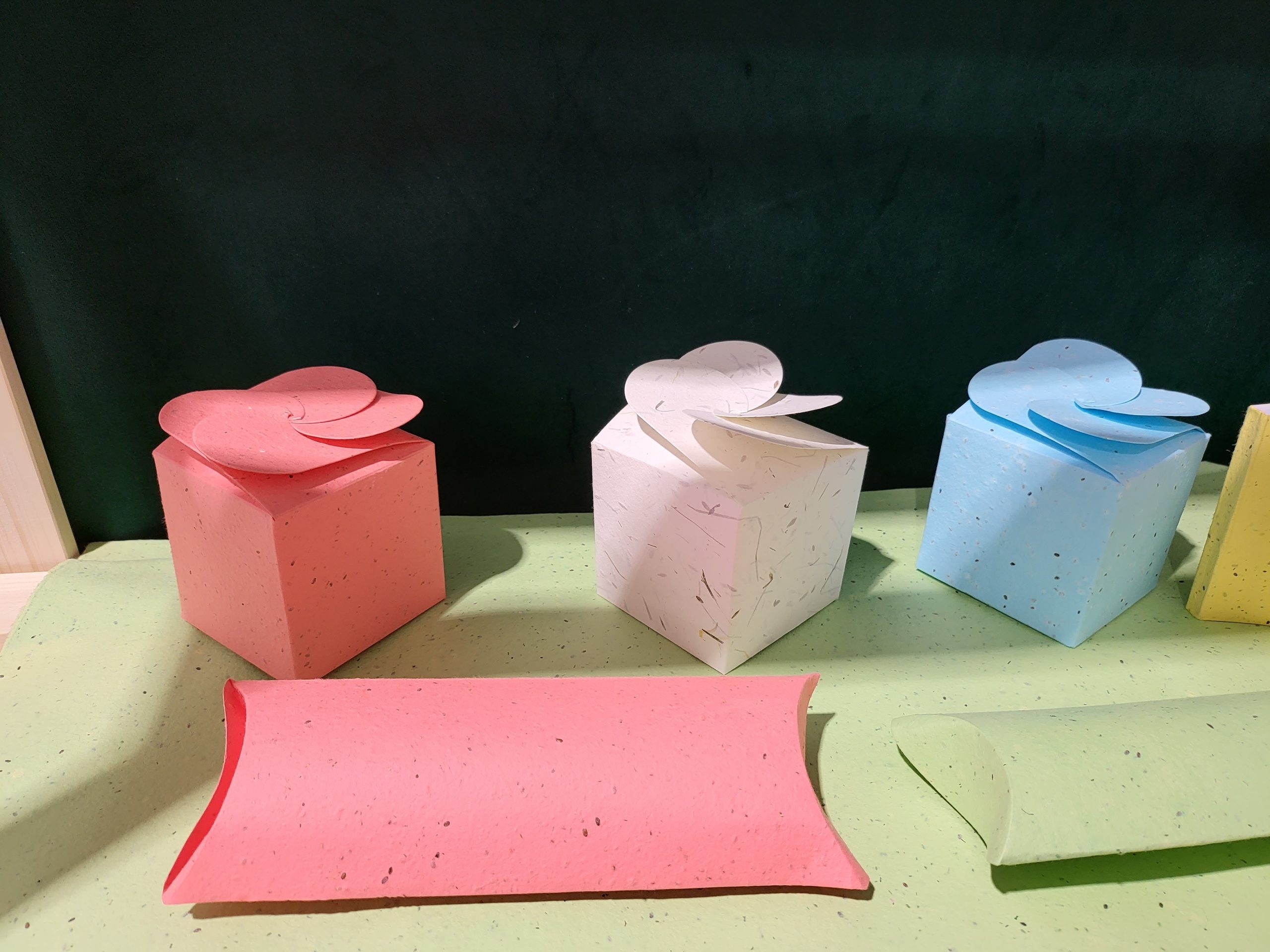 Bunte Geschenkschachteln aus Büttenpapier – rosa, weiß und blau
