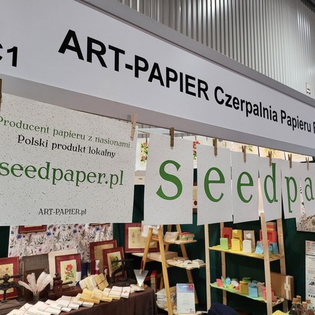 Stoisko C1 ART-PAPIER Czerpalnia Papieru z banerem seedpaper.pl – polski producent papieru z nasionami