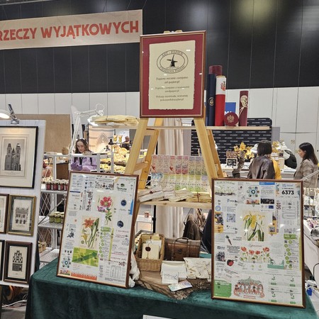 Stoisko ART-PAPIER na targach Rzeczy Wyjątkowych z ilustracjami i instrukcją sadzenia papieru rosnącego