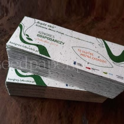 Zakładki Kongresu Gospodarczego z napisem „Tę ulotkę można zasadzić” na papierze z nasionami