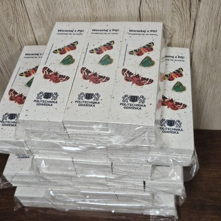 Paczki zakładek z nadrukiem motyli dla Politechniki Gdańskiej na papierze z nasionami