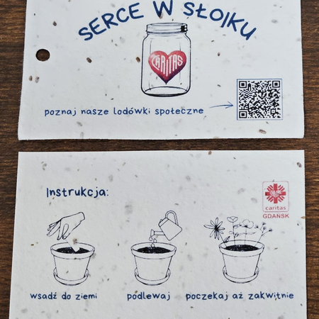 Zawieszki „Serce w słoiku” dla Caritas Gdańsk z instrukcją sadzenia na papierze z nasionami