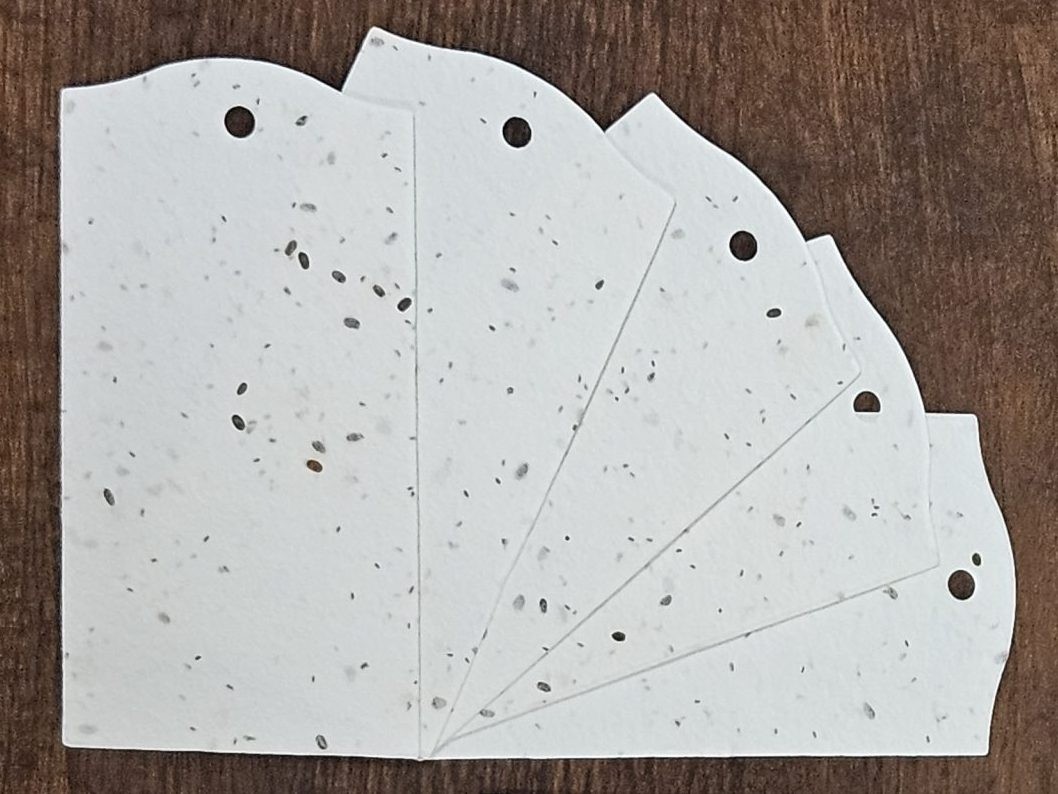Anhänger und Produktetiketten mit Loch, aus Samenpapier geschnitten