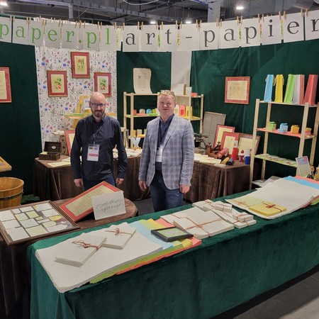 Zespół ART-PAPIER na stoisku z papierem czerpanym na targach RemaDays 2023